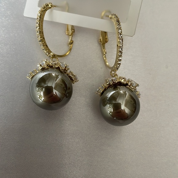 NWT Dark Grey Pearl Drop Gold Crystal Earrings. - Picture 5 of 6
